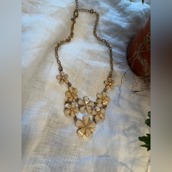 New in box Handmade Floral Necklace in Gold and Cream - Picture 5 of 11